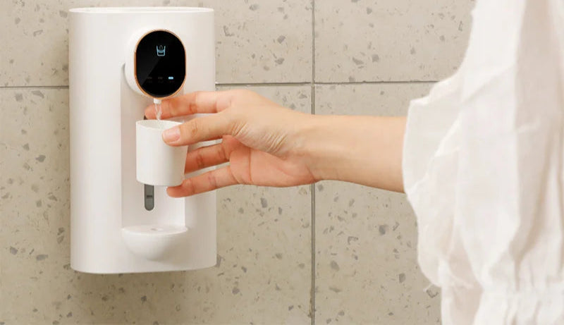 Dispensador automático de enxaguatório bucal